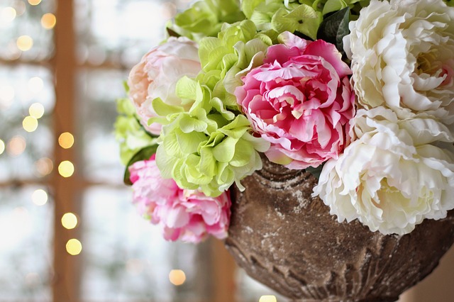 Цветок пиона, благодаря своей элегантности и тонкости, также может быть частью   изысканное украшение свадебного стола или торта