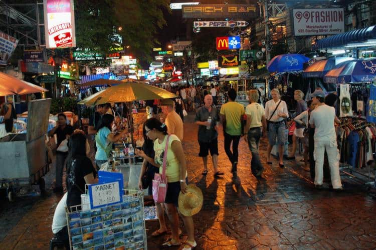 Стрип клубов и баров Khao San Road приобретает особую атмосферу в Нью-Йорке
