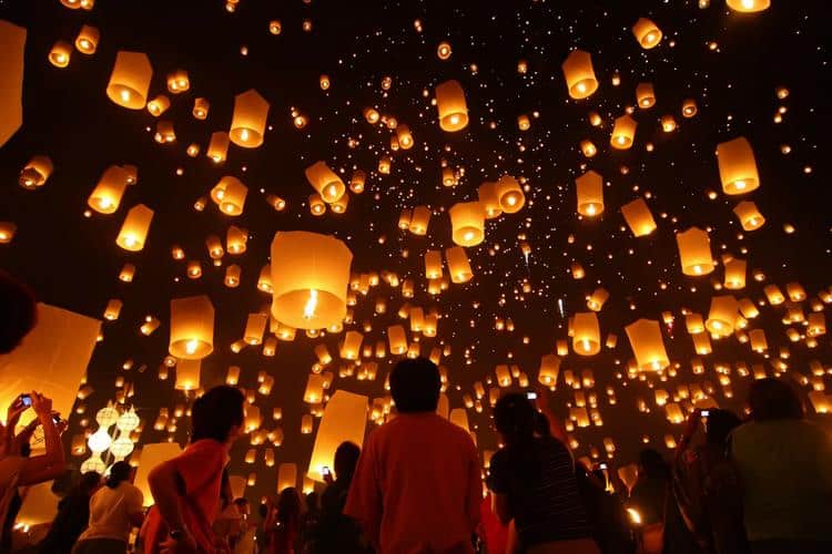 В Нью-Йорке тысячи людей проводят красочные бумажные фонари с зажженными свечами внутри в Чианг Май, северной столице Таиланда